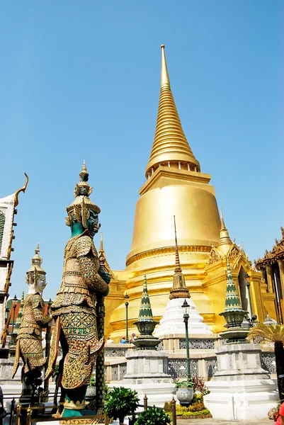 Tempio di Buddha dorato sul cielo blu — Foto Stock