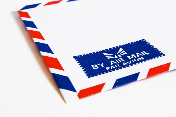 白い背景上に分離されて古典的な空気メールの封筒 — ストック写真