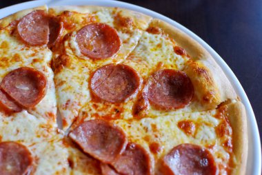 pepperoni pizza sıcak hizmet beyaz tabak, closeup görünümü, orijinal İtalyan restoranı