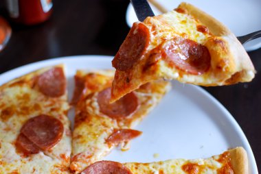 pepperoni pizza sıcak hizmet beyaz tabak, closeup görünümü, orijinal İtalyan restoranı