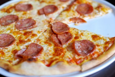 pepperoni pizza sıcak hizmet beyaz tabak, closeup görünümü, orijinal İtalyan restoranı