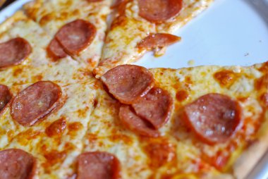 pepperoni pizza sıcak hizmet beyaz tabak, closeup görünümü, orijinal İtalyan restoranı