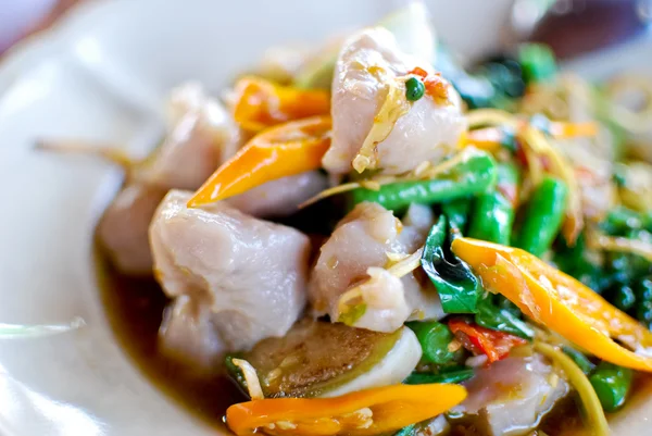 Pelota de pescado picante frita con verduras —  Fotos de Stock