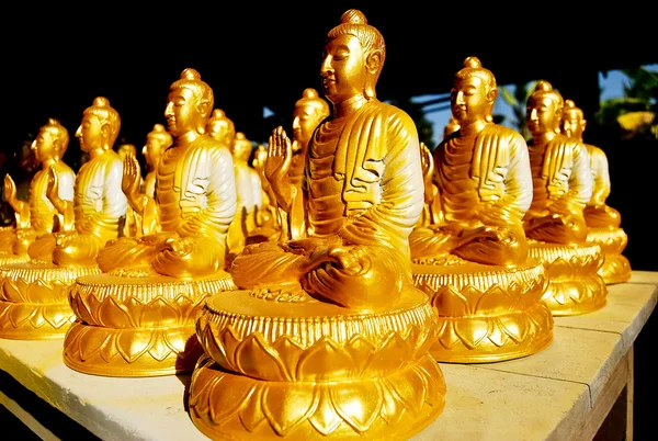 Mnozí z Zlatá socha Buddhy — Stock fotografie
