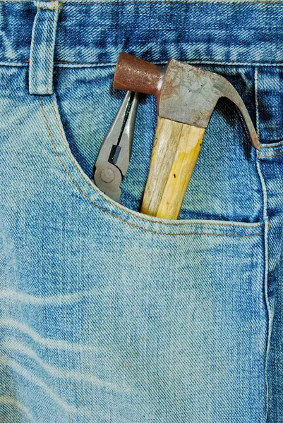 Reparatör jean med verktyg i ficka — Stockfoto