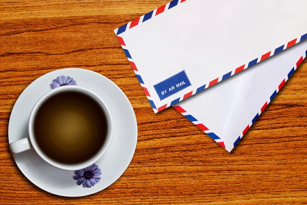 Envelope Correio Aéreo Xícara Café Fundo Mesa Madeira — Fotografia de Stock