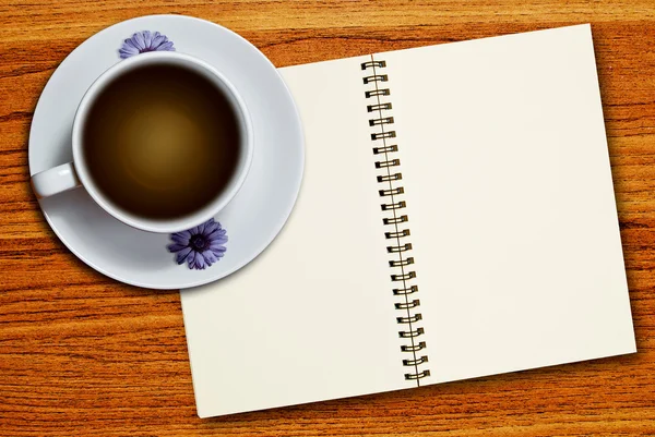 Weiße Tasse Kaffee und Notizbuch — Stockfoto