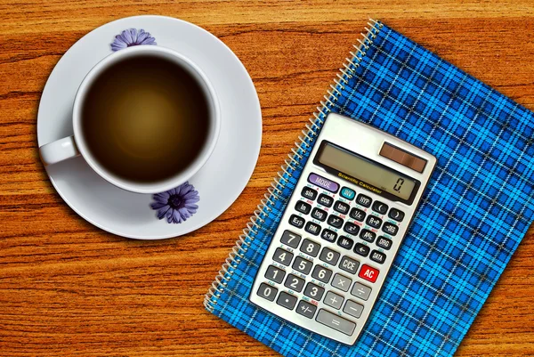 Tazza bianca di caffè e calcolatrice — Foto Stock