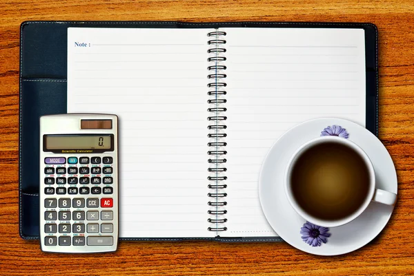 Bílý šálek kávy a Kalkulačka — Stock fotografie