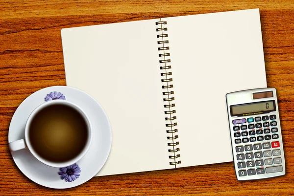 白杯咖啡和木桌背景上的空白页笔记本上的计算器 — 图库照片