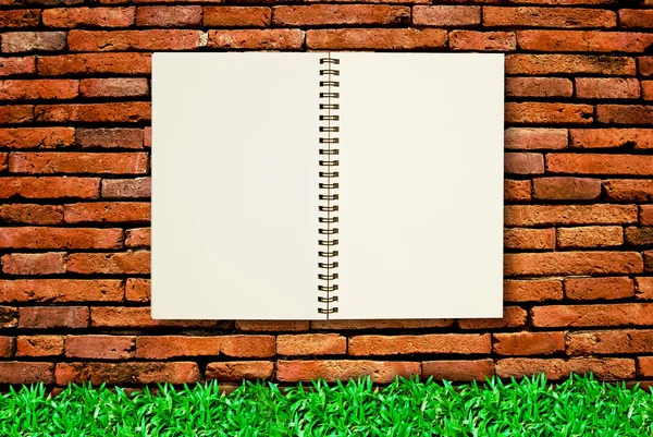 Tom anteckningsbok på tegelvägg — Stockfoto