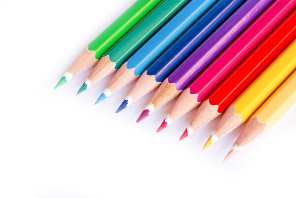 Цветные карандаши на белом фоне