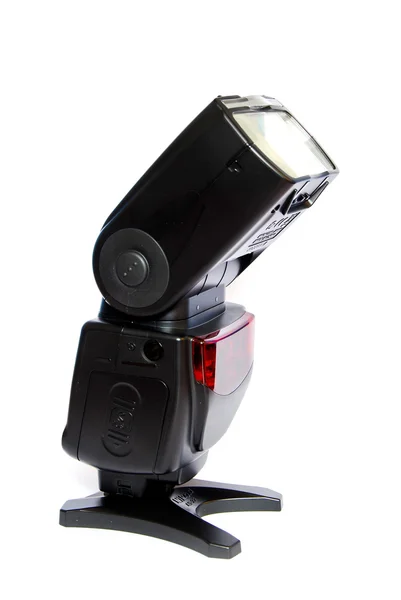 Aparat fotograficzny błysk speedlight na białym tle — Zdjęcie stockowe