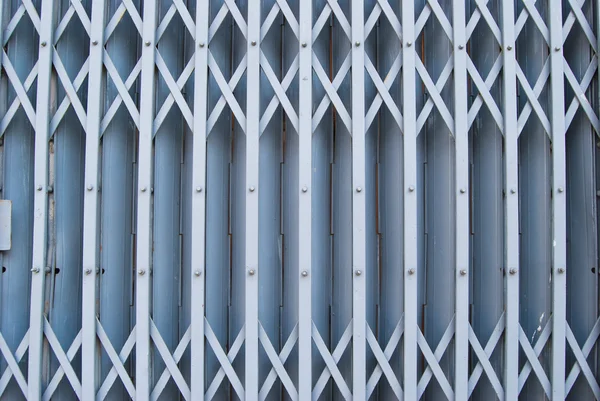 Винтажные запертые металлические двери — стоковое фото