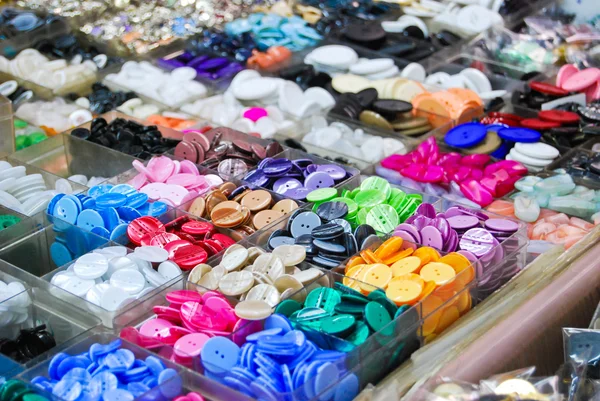 Botões de roupas vintage no mercado — Fotografia de Stock