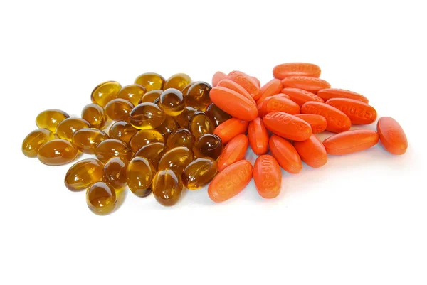 茶色の魚の油のゲルとビタミンの丸薬 — ストック写真