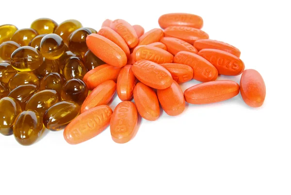 Gel de óleo de peixe marrom e pílulas de vitamina — Fotografia de Stock