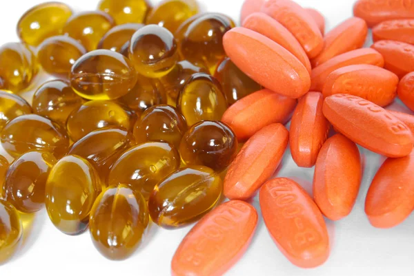 Brown fish oil gel and vitamin pills — Stock Photo, Image
