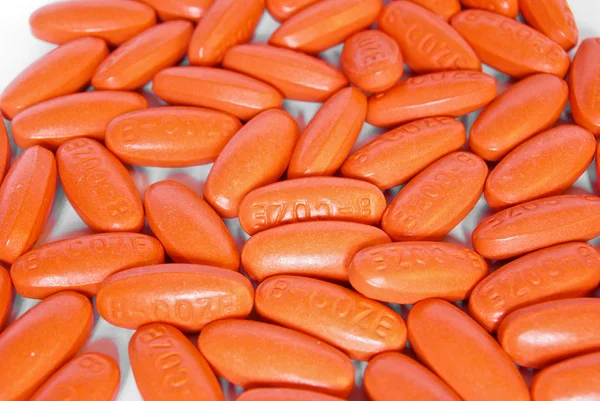 Pomarańczowy witaminy medycyna pigułki zbliżenie — Zdjęcie stockowe