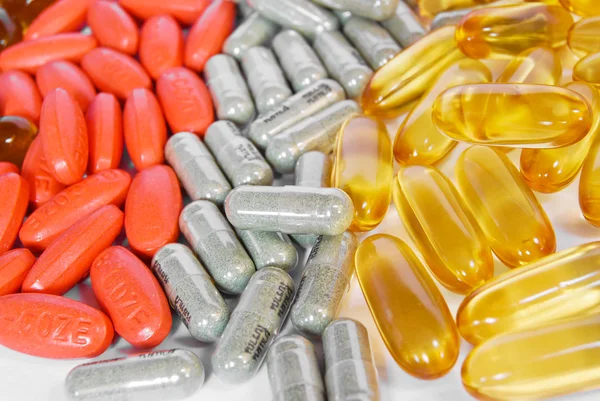 Pílulas coloridas de vitaminas e medicamentos — Fotografia de Stock