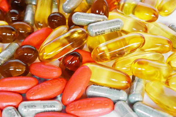 Pílulas coloridas de vitaminas e medicamentos — Fotografia de Stock