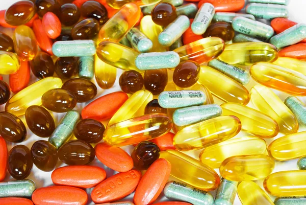Coloridas píldoras de vitaminas y medicamentos — Foto de Stock