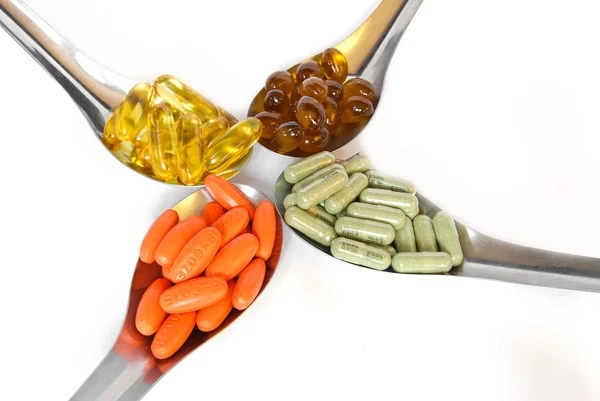 Löffel mit bunten Vitamin-Pillen — Stockfoto