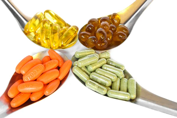 Łyżka z kolorowe witaminy medycyna pigułki — Zdjęcie stockowe