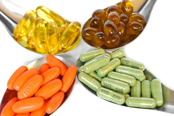 Cucchiaio con pillole colorate di medicina vitaminica — Foto Stock