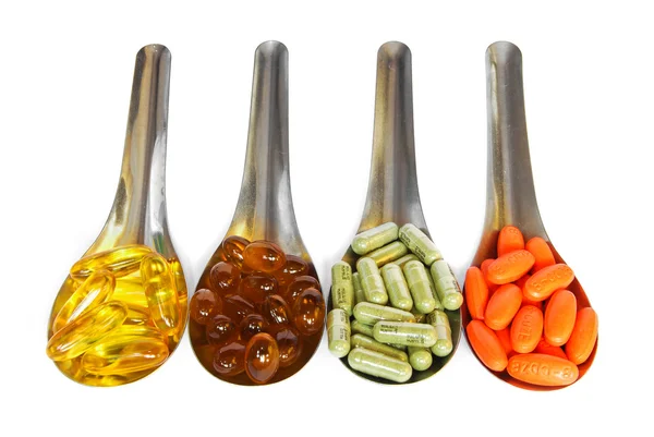 Colher com pílulas coloridas de vitaminas — Fotografia de Stock