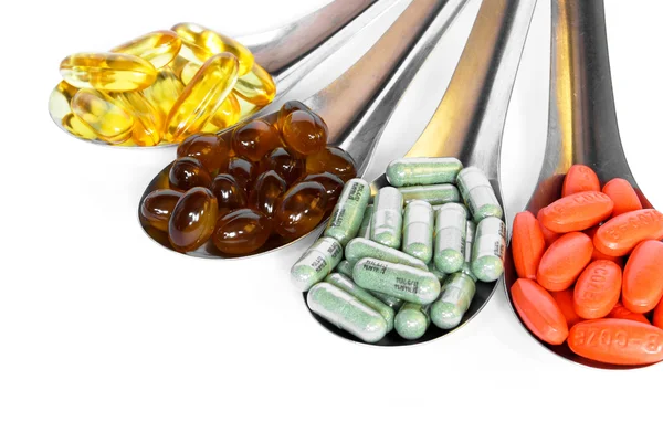 Colher com pílulas coloridas de vitaminas — Fotografia de Stock