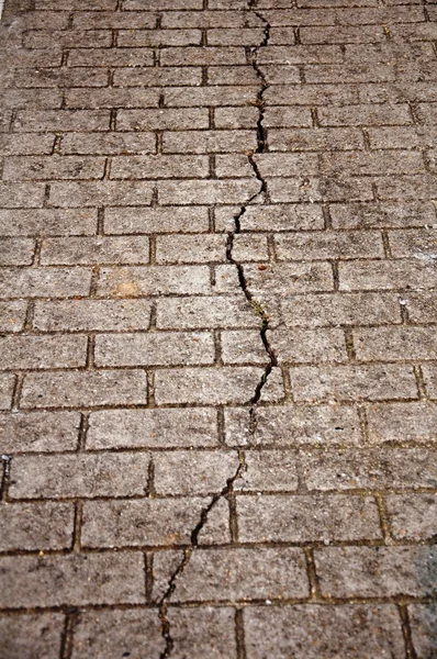 Сломанная каменная дорога — стоковое фото