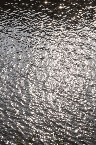Wasser unter der Sonne — Stockfoto