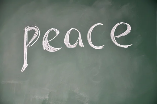 Skrivs på tavlan "fred" — Stockfoto