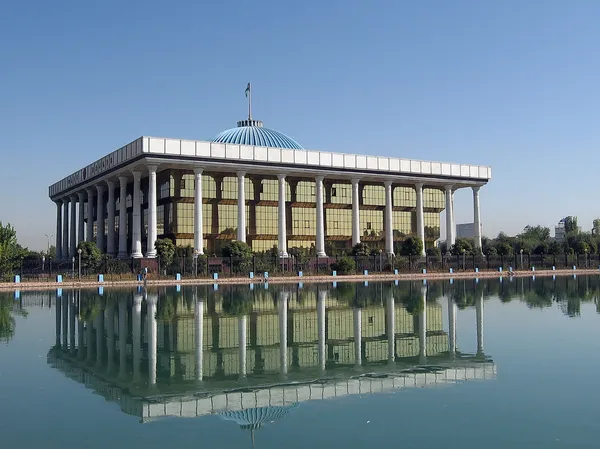 Ташкент Меджлісу будівлі день 2007 — стокове фото