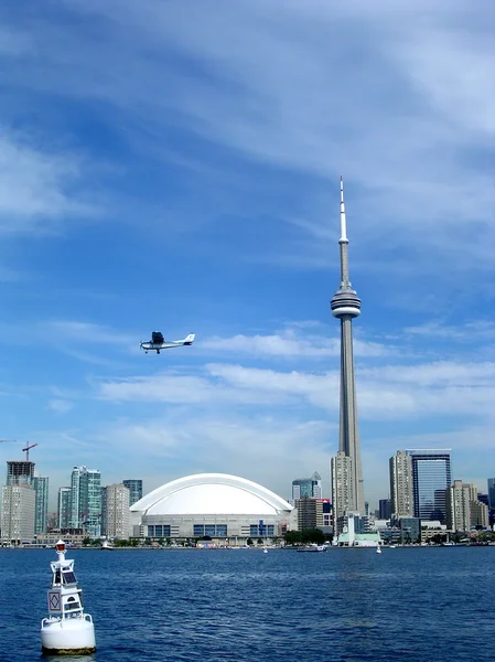 Toronto sjön flygplan över downtown 2004 — Stockfoto