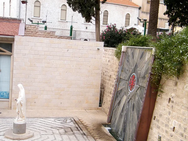 在大教堂中的天使报喜在拿撒勒 以色列在院子一角 — 图库照片