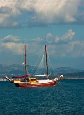 Yelkenli çapa gaeta liman içinde