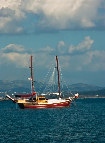 Sailing ship at anchor in the port of Gaeta — Stock Photo, Image