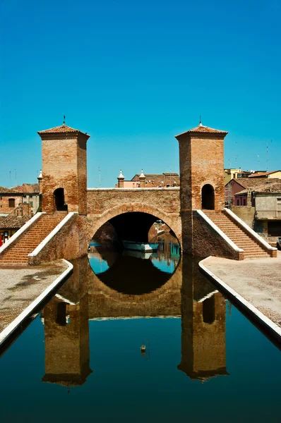 Comacchio (Itália): Ponte dei tre ponti (Ponte de três pontes) — Fotografia de Stock