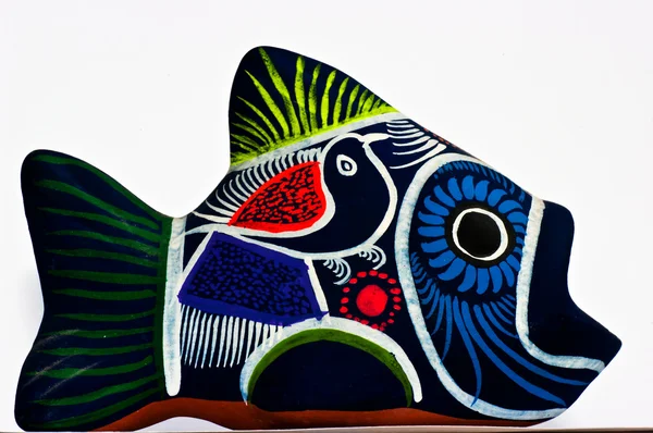 Peixe de cerâmica colorida com cores brilhantes fotografadas em ba branco — Fotografia de Stock