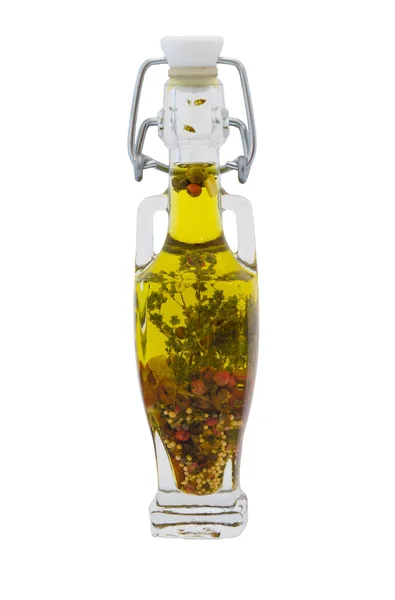 Butelka oliwy z oliwek z ziołami na białym tle — Zdjęcie stockowe