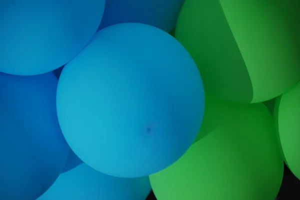 Blaue und grüne Luftballons — Stockfoto