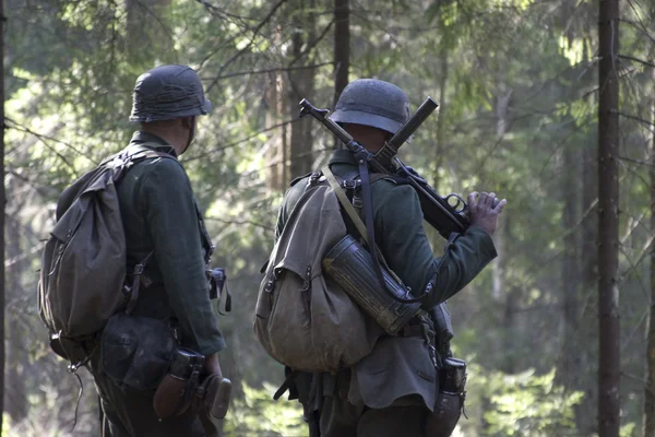 德国士兵在森林里 图库照片