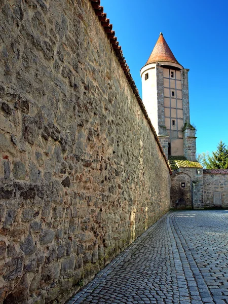 Средневековая городская стена в немецком городе Dinkelsbuehl — стоковое фото