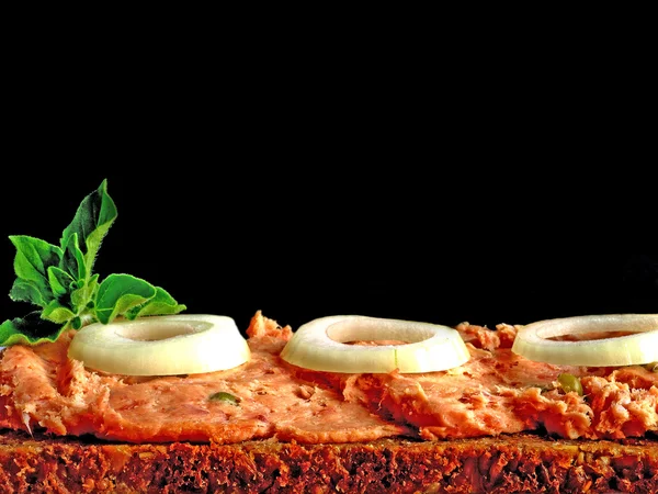 Brot mitTeewurst, gruenem Pfeffer und Zwiebelringen — Stock Photo, Image