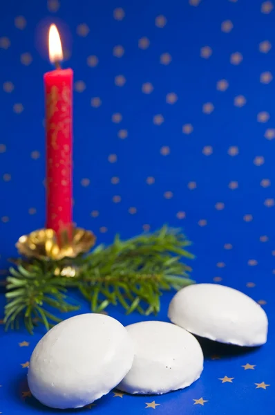Немецкий рождественский торт со свечами — стоковое фото