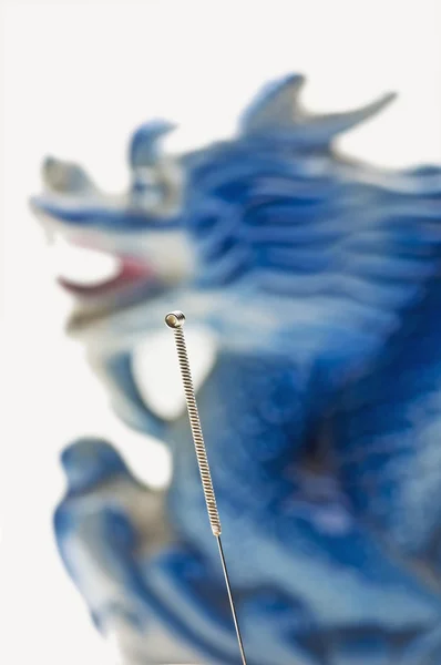 ドラゴンと鍼治療針 — ストック写真