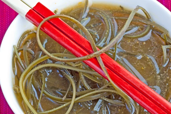 Суп с водорослями — стоковое фото