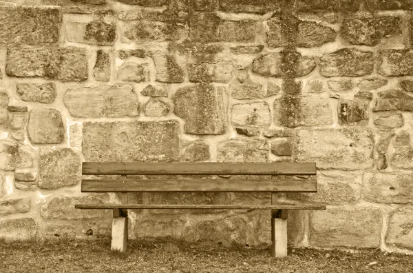Wall with park bench — Stock Photo, Image